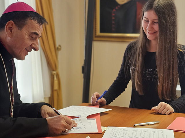 Mons. Medo potpisuje ugovore za stipendije                                                                                                                                                                                                                